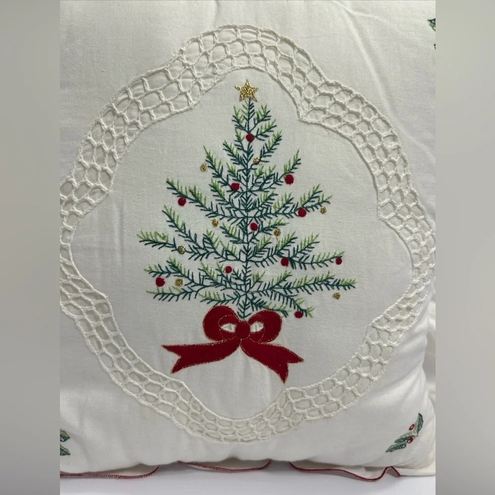 Embroidered Christmas Tree Pillow White Green Edging Lace Wreath Design Good Con